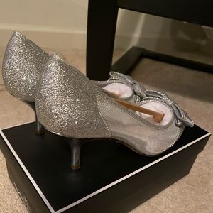 Glittery silver kitten heeled dress pump.
